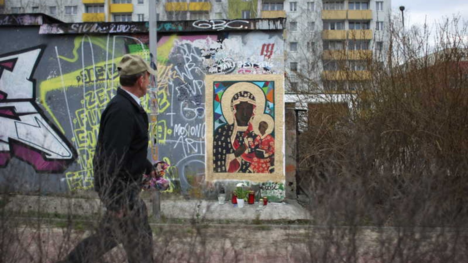 Częstochowski artysta namalował Matkę Boską na ścianie jednego z garaży.