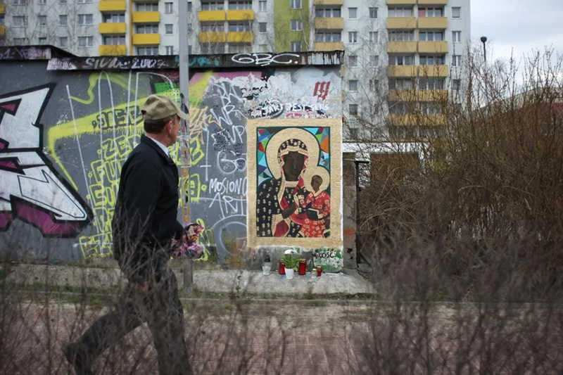 Częstochowski artysta namalował Matkę Boską na ścianie jednego z garaży.