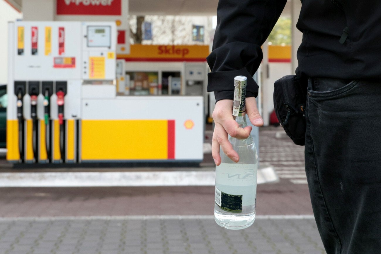 W Polsce trwa dyskusja o zakazie sprzedaży alkoholu na stacjach benzynowych.