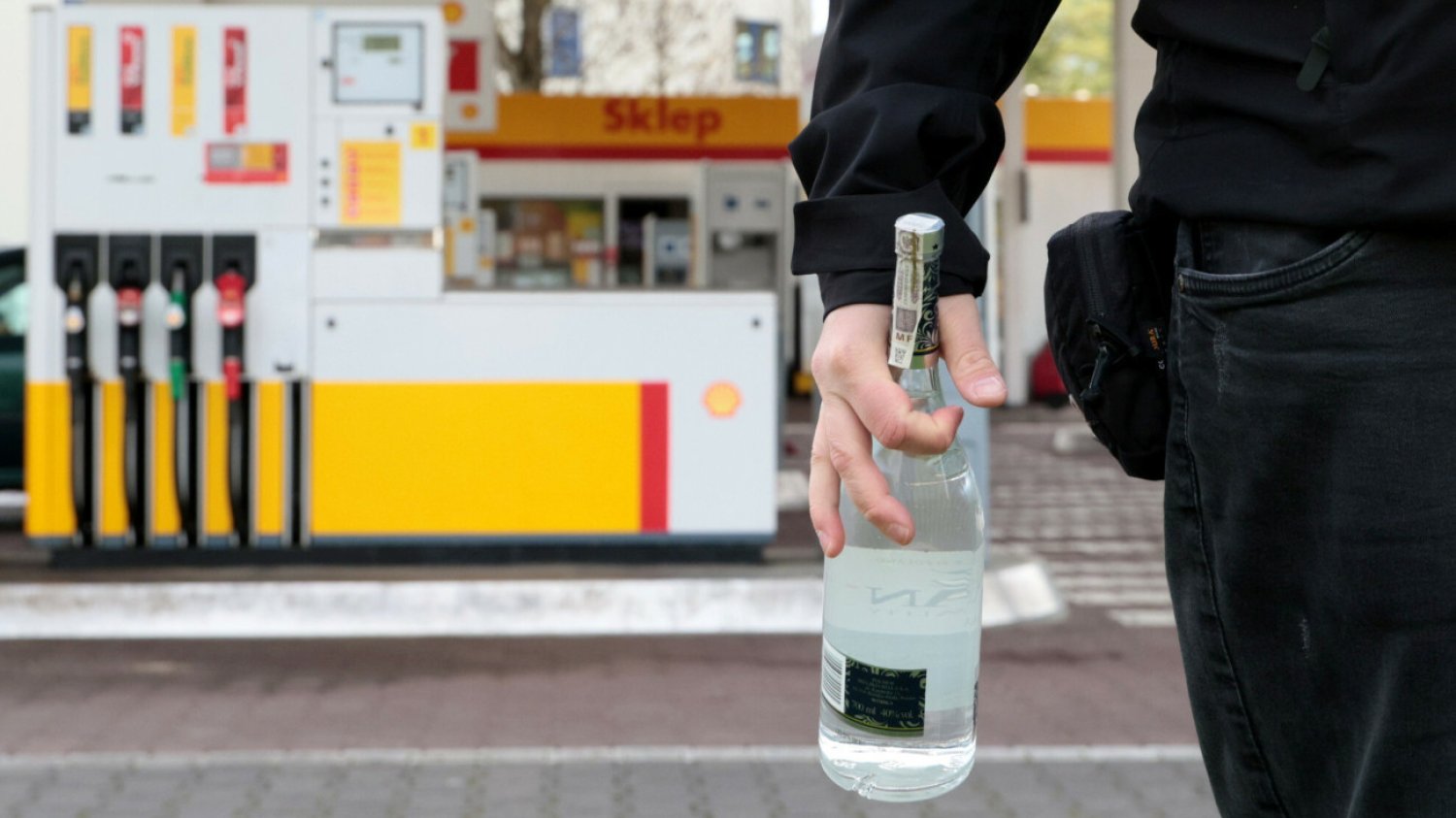 W Polsce trwa dyskusja o zakazie sprzedaży alkoholu na stacjach benzynowych.
