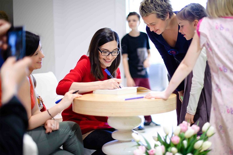 Paulina Guzik podpisuje swoją książkę "Baby and the City".