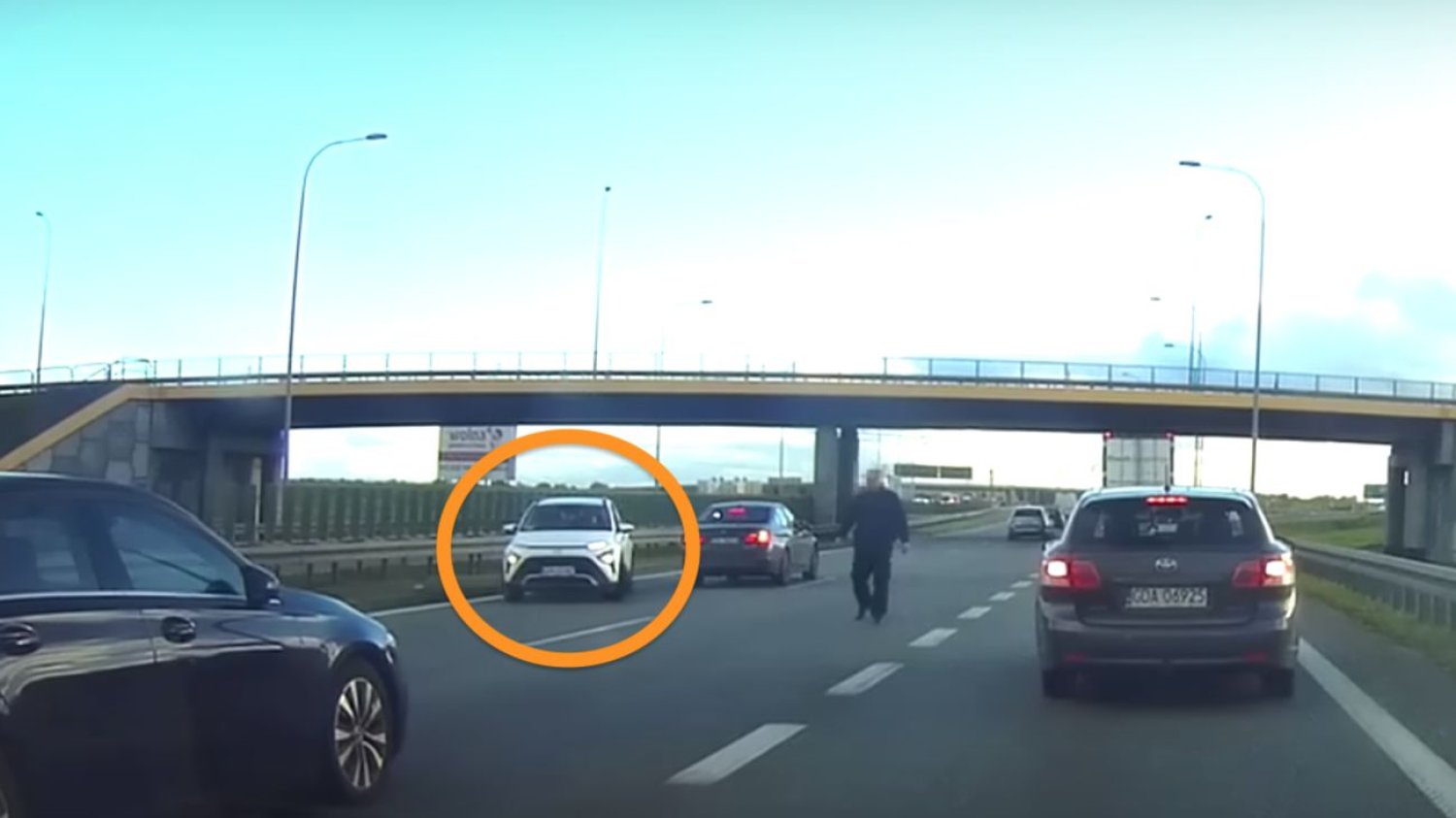 Kierowca wjechał pod prąd na autostradzie, ale nie dostał mandatu.