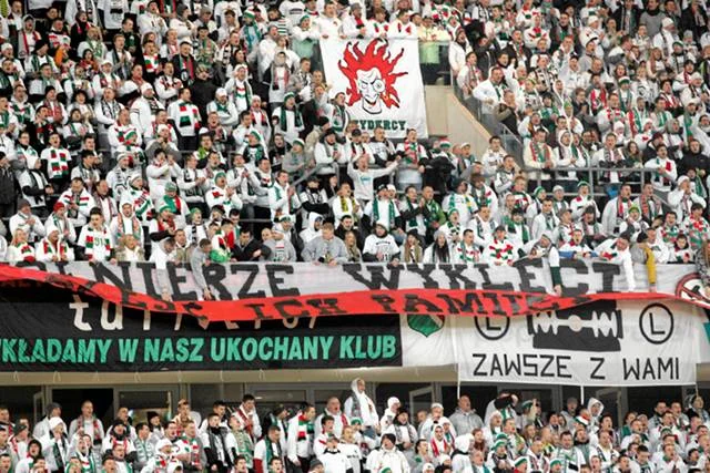 Mecz z Apollonem Legia rozegra przy pustych trybunach. Na zdjęciu: Kibice Legii Warszawa podczas marcowego spotkania z GKS Bełchatów