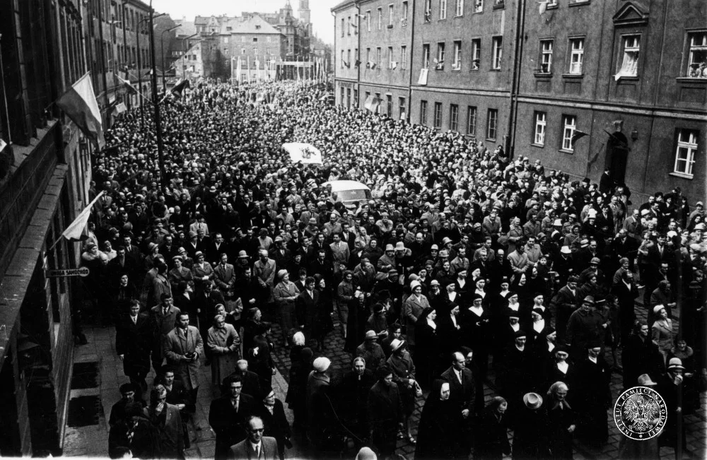 Poznań, wśród tłumu samochód-kaplica z kopią obrazu Matki Boskiej Częstochowskiej, 1966.
