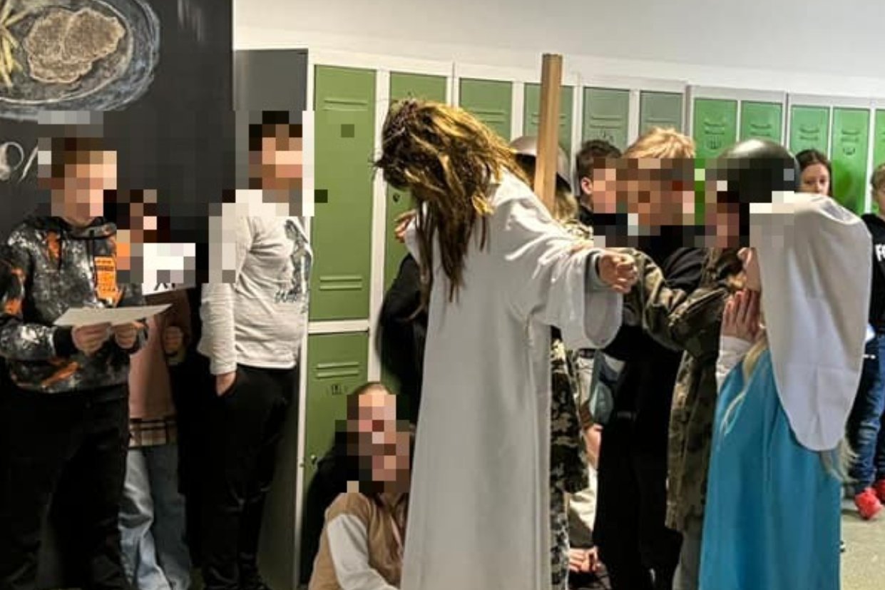 Ukrzyżowane dziecko na korytarzu szkoły na Kaszubach. W sieci zawrzało.