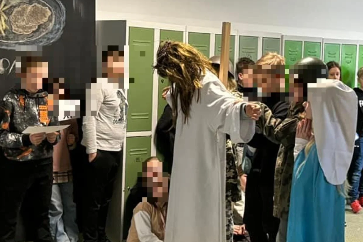 Ukrzyżowane dziecko na korytarzu szkoły na Kaszubach. W sieci zawrzało.