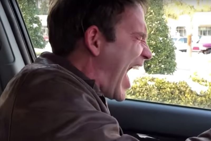 Scott Lotan cierpi na patologiczny śmiech.