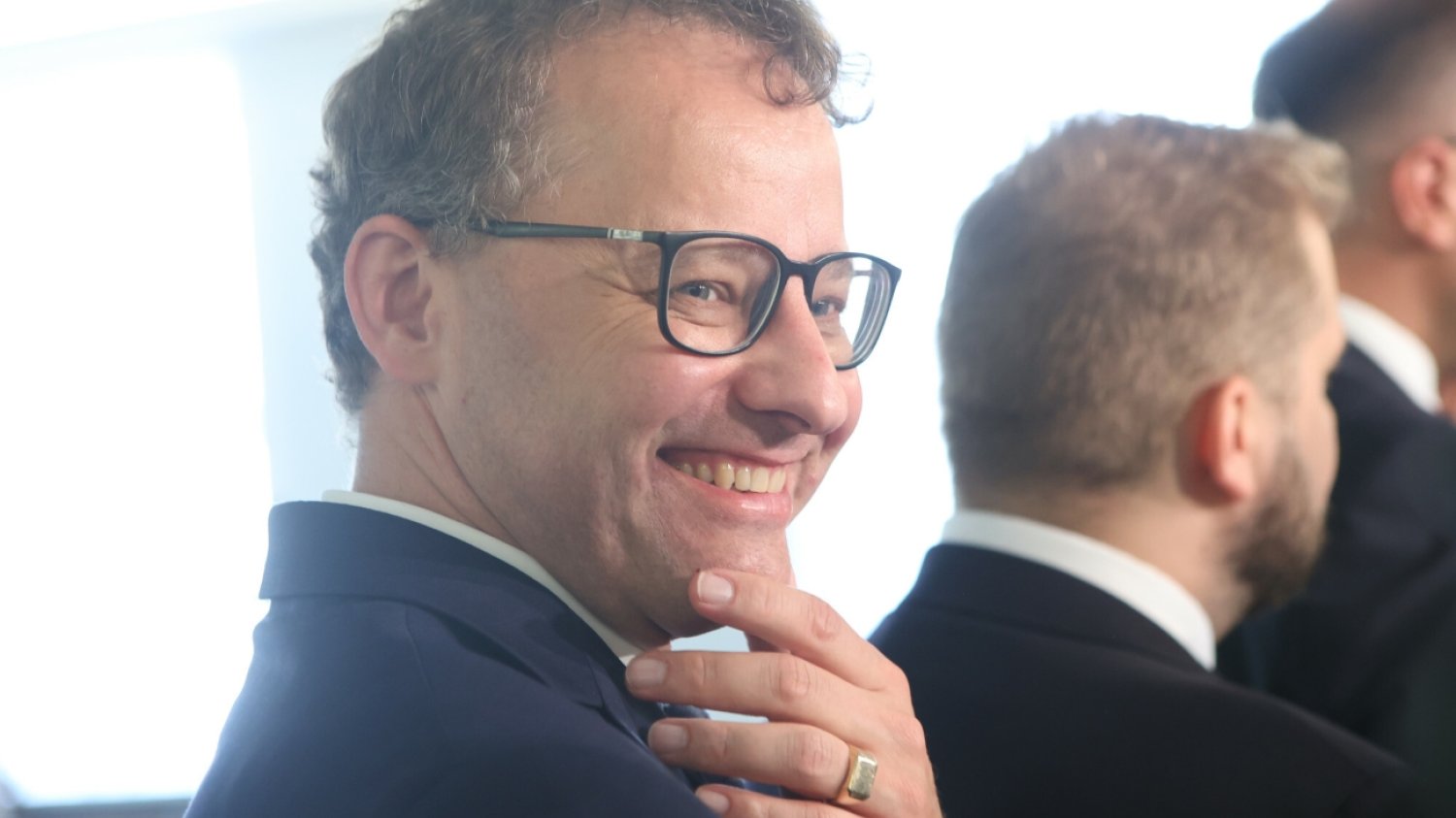 Marcin Romanowski ma 11 zarzutów związanych z nieprawidłowościami w Funduszu Sprawiedliwości. Pieniądze miały służyć ofiarom przestępstw. Marcin Romanowski ma 11 zarzutów związanych z nieprawidłowościami w Funduszu Sprawiedliwości. Pieniądze miały służyć ofiarom przestępstw.