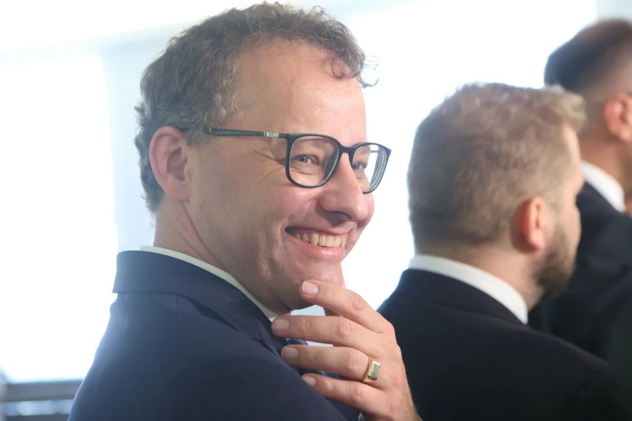 Marcin Romanowski ma 11 zarzutów związanych z nieprawidłowościami w Funduszu Sprawiedliwości. Pieniądze miały służyć ofiarom przestępstw. Marcin Romanowski ma 11 zarzutów związanych z nieprawidłowościami w Funduszu Sprawiedliwości. Pieniądze miały służyć ofiarom przestępstw.
