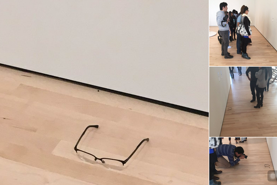 Zwiedzający galerię wzięli okulary za eksponat.