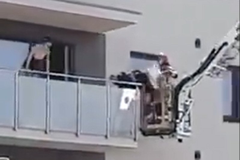 Jelenia Góra: 24-latka wpadła w szał, a następnie skoczyła z balkonu