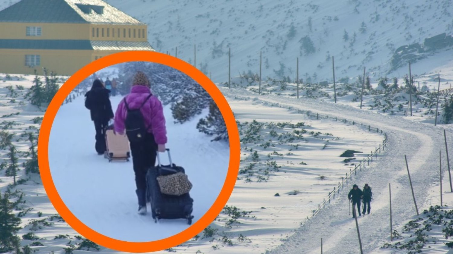 W Karkonosze z walizkami Pod Śnieżką z walizkami