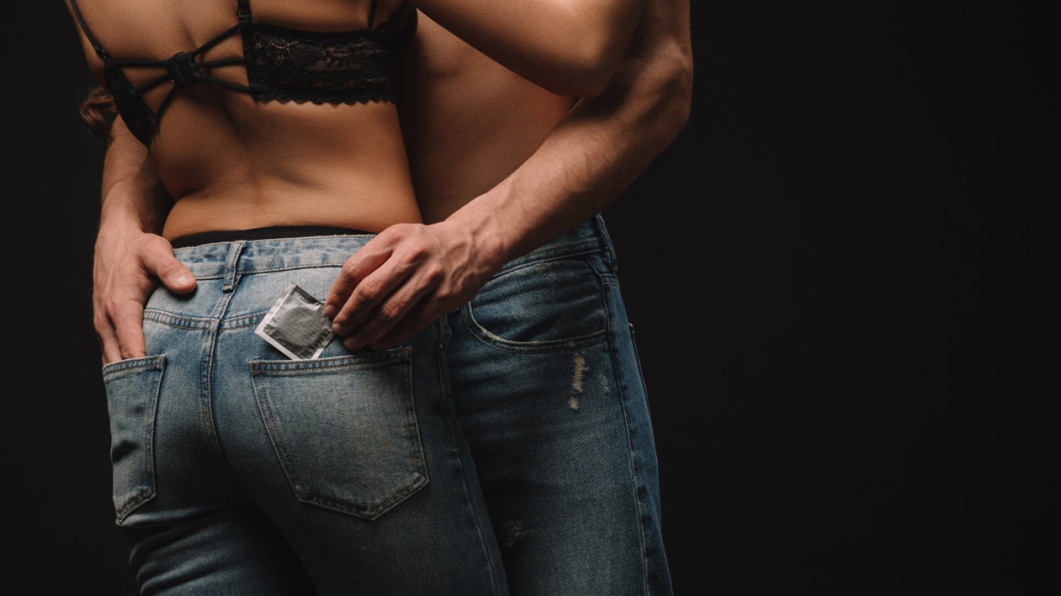 Możemy mieć do czynienia ze wzrostem zakażeń HIV. Podczas przygodnych kontaktów seksualnych trzeba pamiętać o prezerwatywie.
