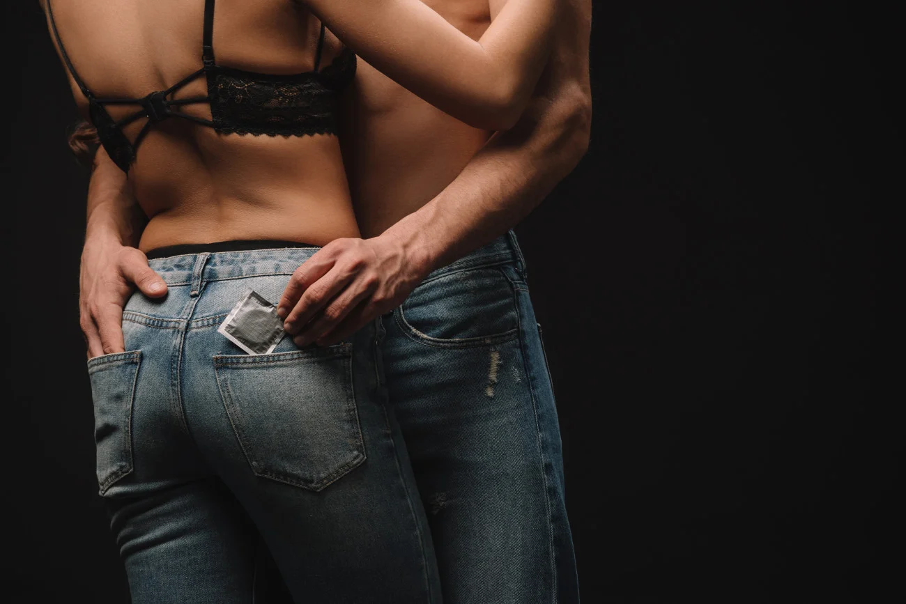 Możemy mieć do czynienia ze wzrostem zakażeń HIV. Podczas przygodnych kontaktów seksualnych trzeba pamiętać o prezerwatywie.