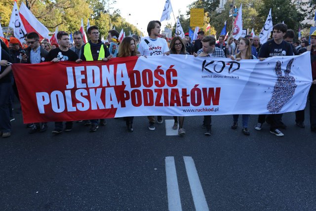 W Warszawie tłumy manifestantów protestowało przeciwko polityce dzielenia Polaków na lepszych i gorszych.