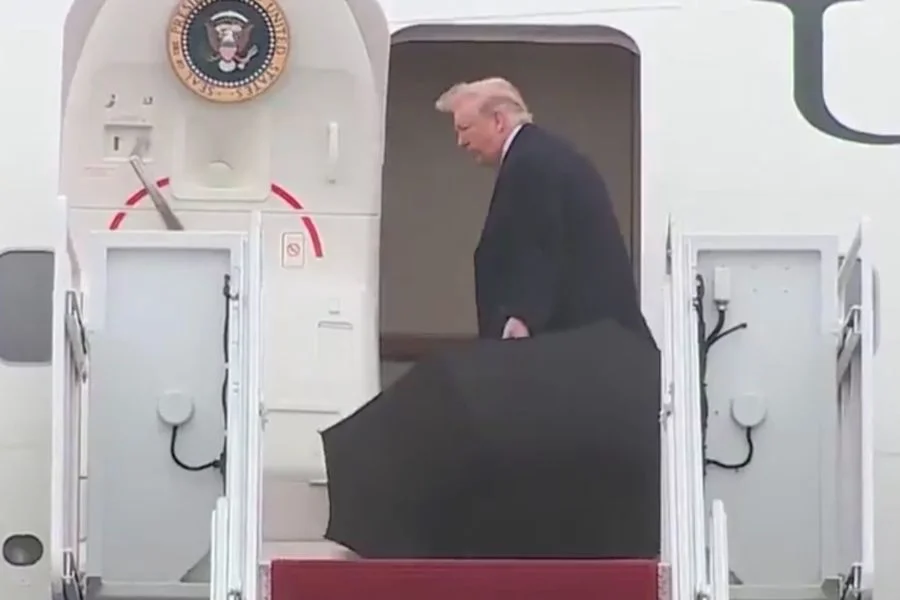 Prezydentowi Donaldowi Trumpowi dostało się za... parasol