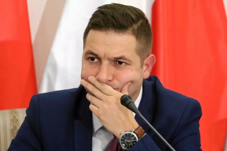 Patryk Jaki nie chciałby widzieć nagrań swoich wystąpień sprzed miesięcy. Tak bronił swojej ustawy o IPN, którą PiS zmieniło pod naciskiem Izraela i USA.