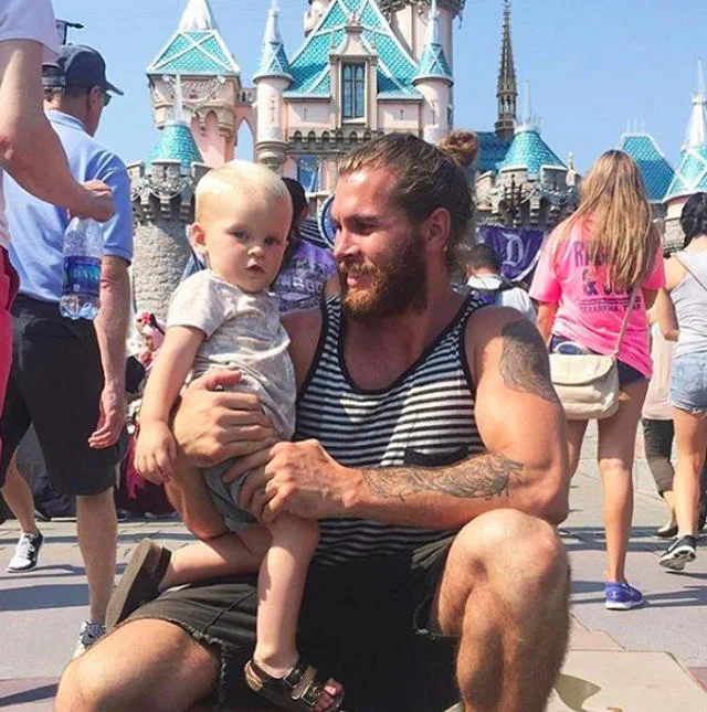 Tata z kokiem w Disneylandzie.