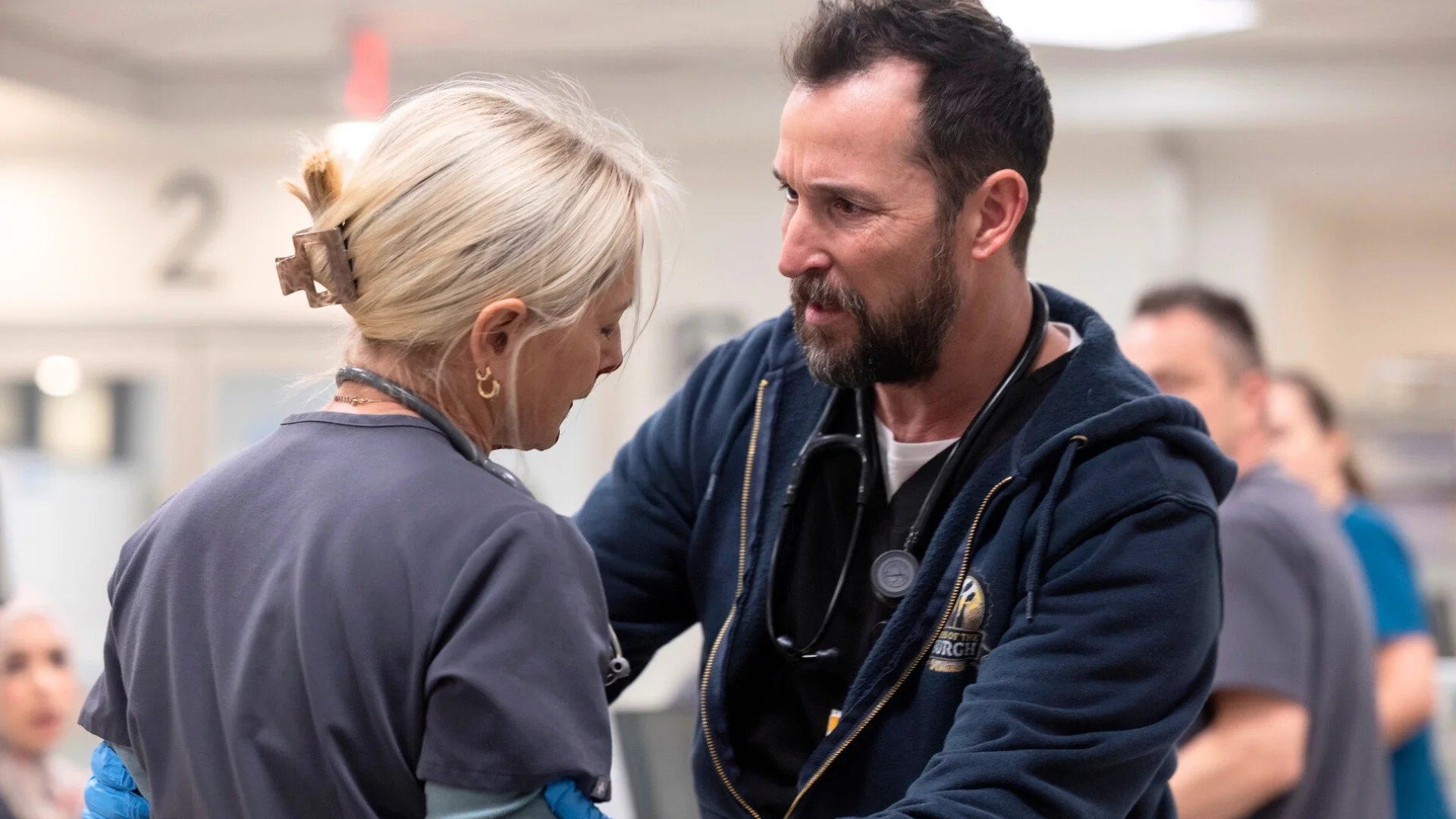 Katherine LaNasa i Noah Wyle w serialu "The Pitt"