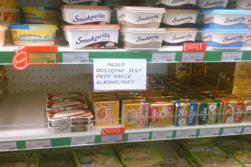 Na jednym stoisku można kupić wino, whisky, wódkę i...masło.