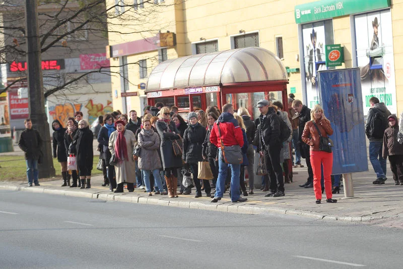 Czekanie na przystanku, nawet krótko, nie jest przyjemnym zajęciem.