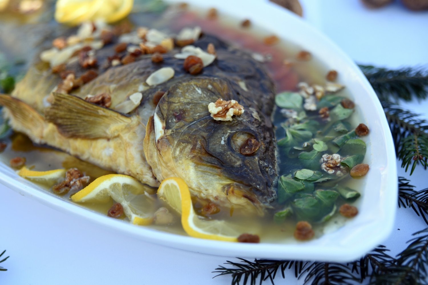 Ceny karpia na Wigilię. Supermarkety prześcigają się w ofertach.