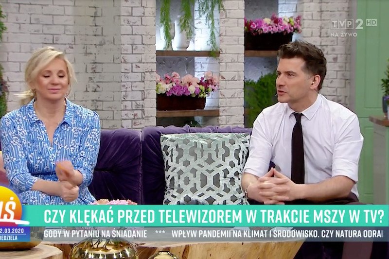 W "Pytaniu na Śniadanie" zastanawiano się, czy trzeba klękać przed telewizorem w czasie mszy.