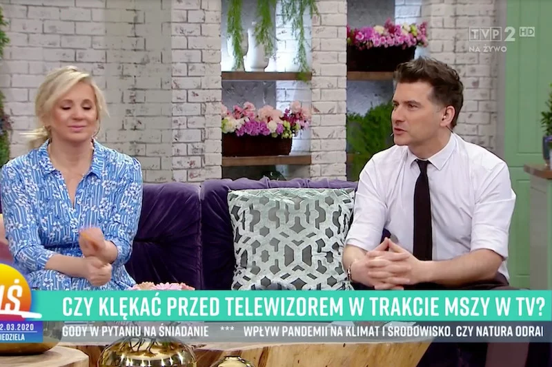 W "Pytaniu na Śniadanie" zastanawiano się, czy trzeba klękać przed telewizorem w czasie mszy.