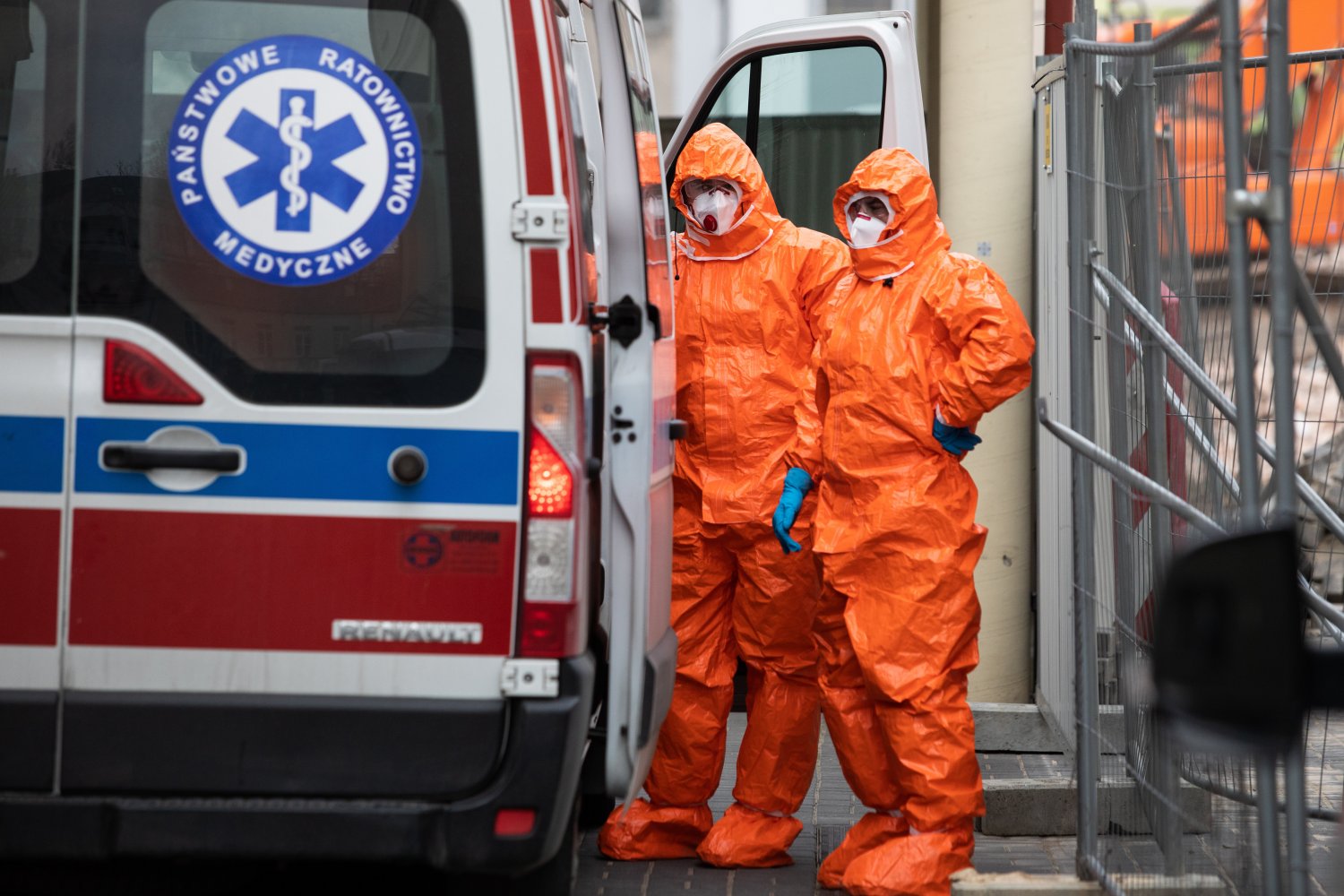 14 dni kwarantanny z powodu koronawirusa to za mało? Nowe wyniki badań wskazują, że covid-19 rozwija się nawet 5 tygodni. Ratownicy w kombinezonach dowożą ambulansem do szpitali zakaźnych osoby zakażone koronawirusem.