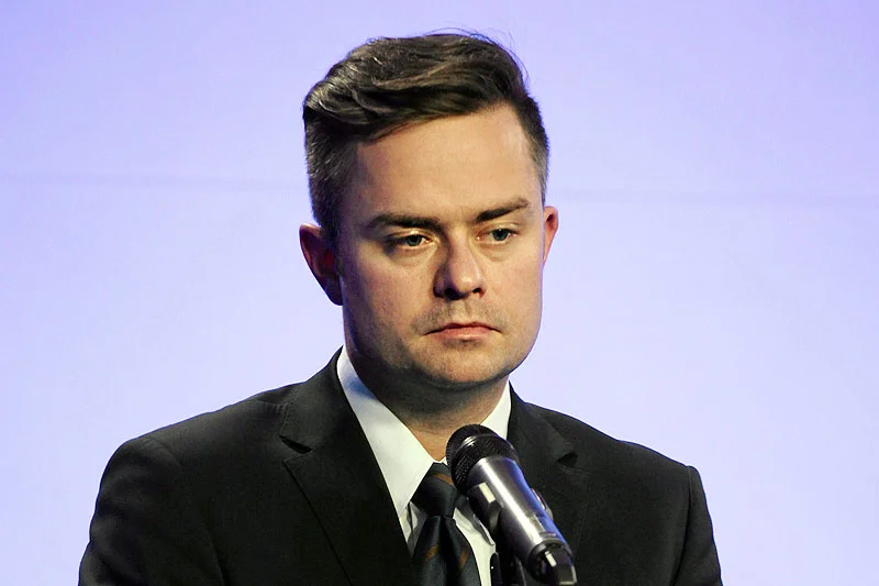 Adam Hofman zaliczył już naprawdę wiele wpadek i okazywał się dotąd niezatapialny. Czy piątkowe zawieszenie w prawach członka PiS zakończy jego karierę?