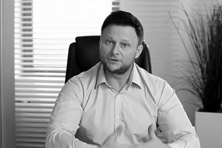 Konrad Gaca był nazywany "Chodakowską w spodniach". Pomagał osobom chorobliwie otyłym.