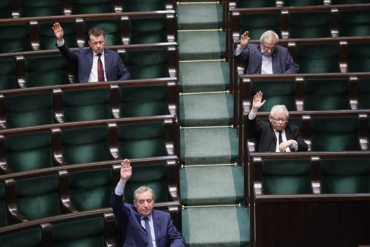 Poseł Koalicji Obywatelskiej Michał Gramatyka pokazał, jak działa system do zdalnego głosowania w Sejmie. Poseł Michał Gramatyka zagłosował przeciw, ale system do zdalnego głosowania poinformował polityka o głosie za.