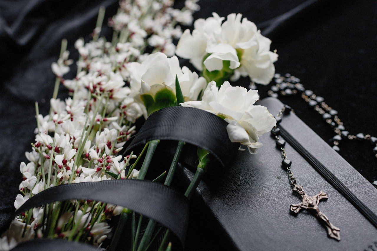Jakie kwiaty na pogrzeb? Poznaj prawdziwe znaczenie kwiatów | naTemat.pl