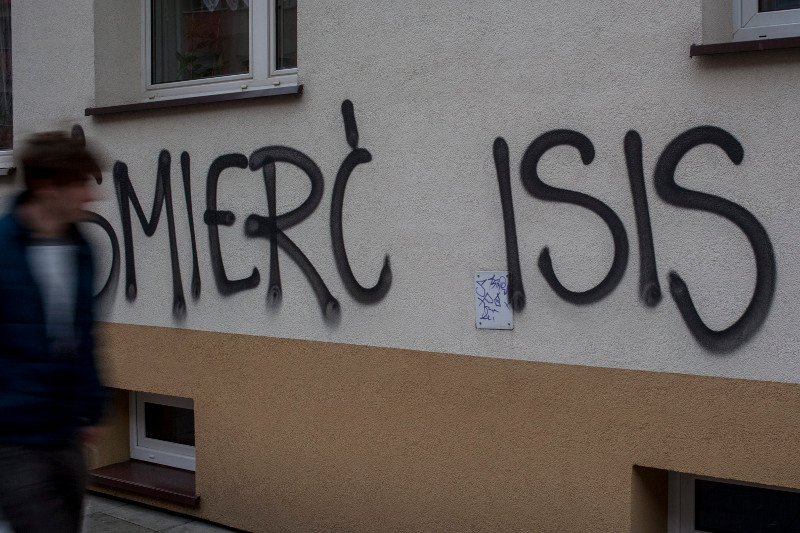 Dawid Ł. odpowiada przed sądem w Łodzi za terroryzm. Do ISIS trafił... przez miłość. Na zdjęciu - napis na murze w Krakowie.