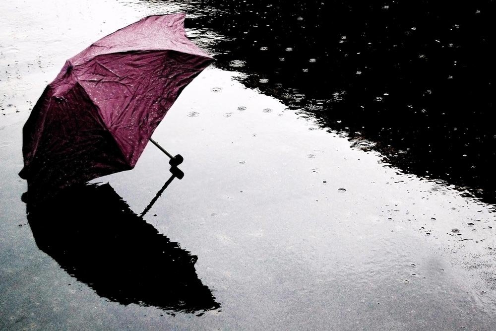 Parasol w zimny, deszczowy dzień