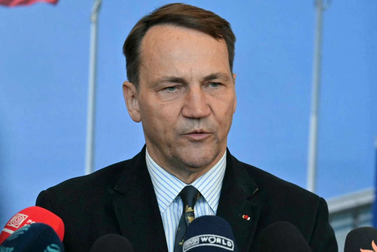 Donald Trump złożył tę ważną deklarację. Potwierdza to Sikorski. Trump deklaruje, że artykuł 5. NATO obowiązuje. Sikorski potwierdza.
