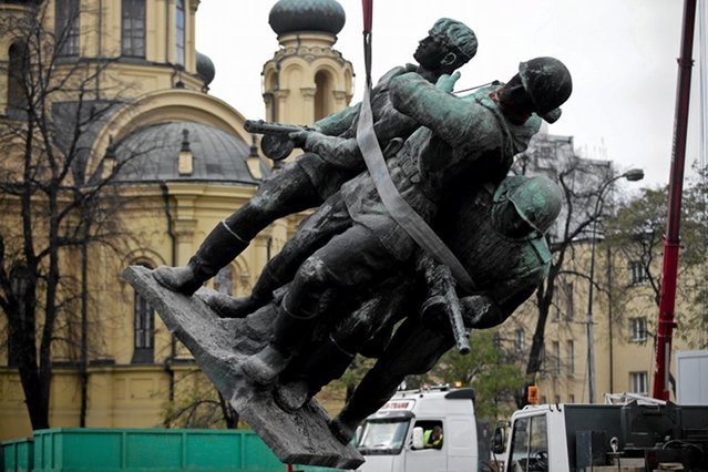 Pomnik "czterech śpiących" może nigdy nie wrócić na warszawską Pragę