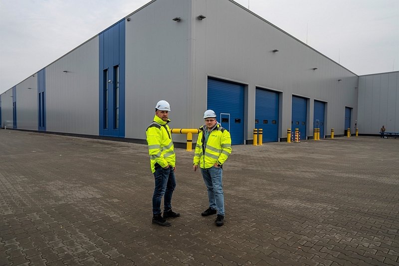 Dzisiaj coraz częściej rozbudowy są tak zorganizowane, aby nie paraliżować pracy zakładu, a nawet zachować jego pełne moce produkcyjne. O tym, jak to wygląda w praktyce, rozmawiamy z dyrektorem zakładu AluTeam i dwoma kierownikami budowy z firmy Ocmer