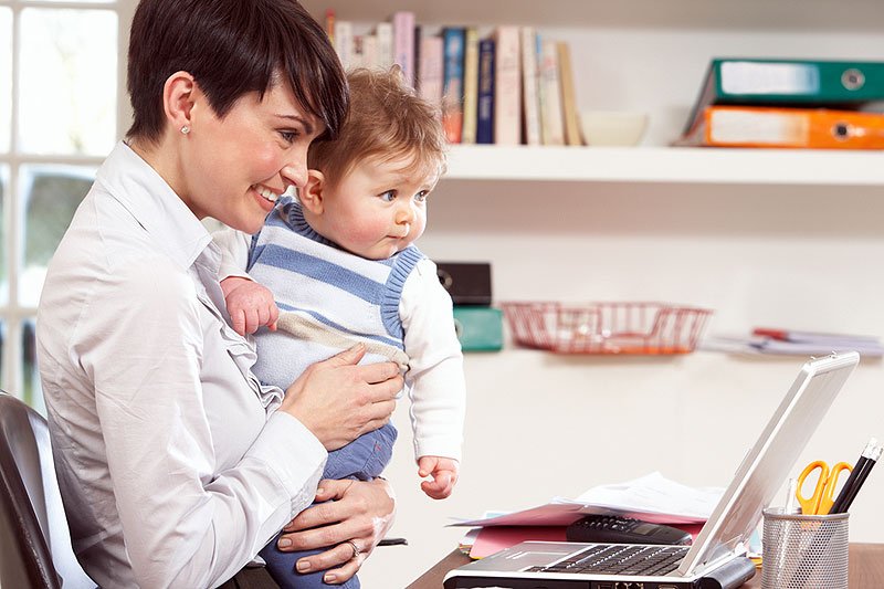 Psycholog dziecięcy przekonuje, że szybki powrót do pracy po porodzie nie musi źle odbić się na dziecku. Może być wręcz przeciwnie.