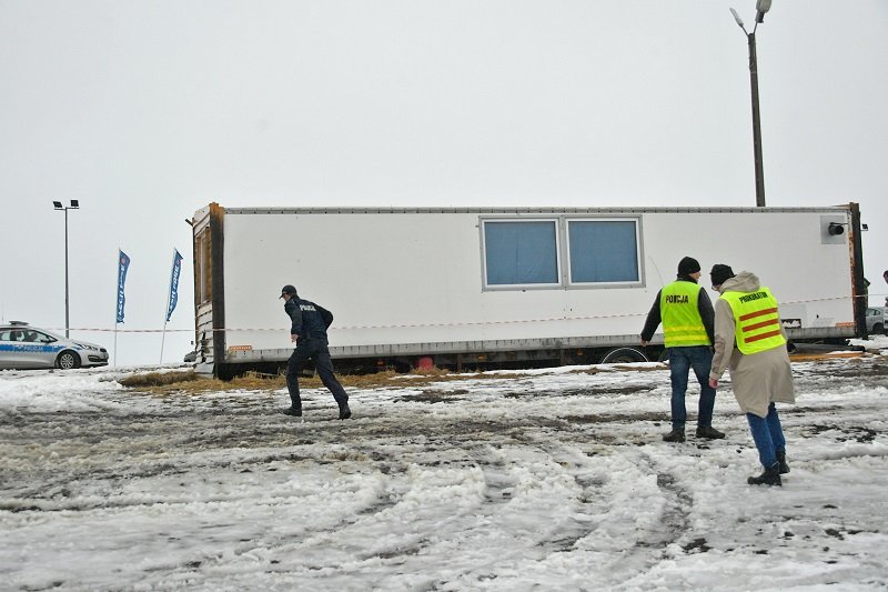 Wypożyczalnia sprzętu w Bukowinie Tatrzańskiej była prowizorką. Działała w naczepie tira.