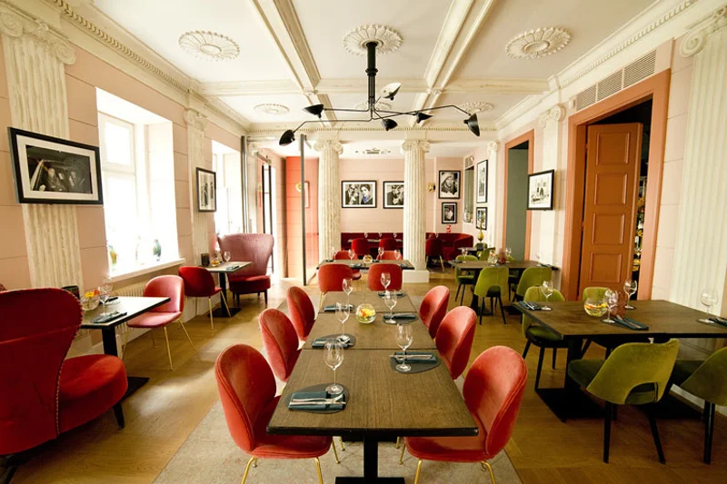 Restauracja Signature to topowy lokal w Warszawie, który mieści się przy  ulicy Poznańskiej 15 w budynku pięciogwiazdkowego hotelu H15 Boutique Hotel. W ramach projektu Signature Gwiazd potrawy przygotowują tu gwiazdy ekranu