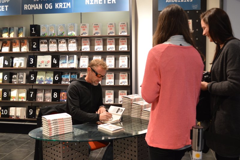 Hitem Wielkanocy 2015 jest w Norwegii nowa powieść Jo Nesbø pod tytułem „Blod på snø”.