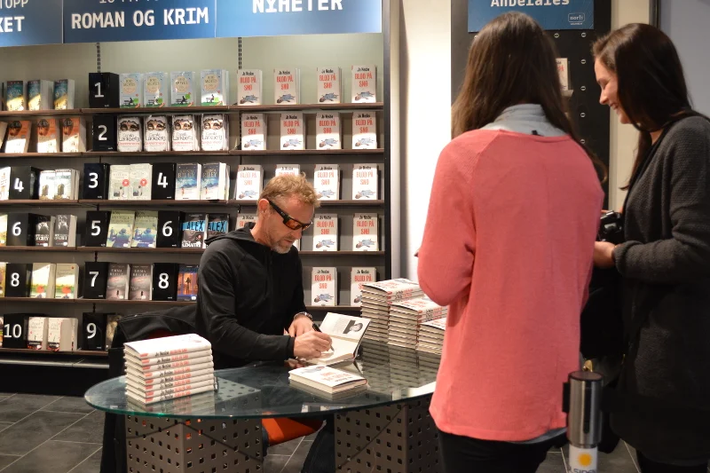 Hitem Wielkanocy 2015 jest w Norwegii nowa powieść Jo Nesbø pod tytułem „Blod på snø”.