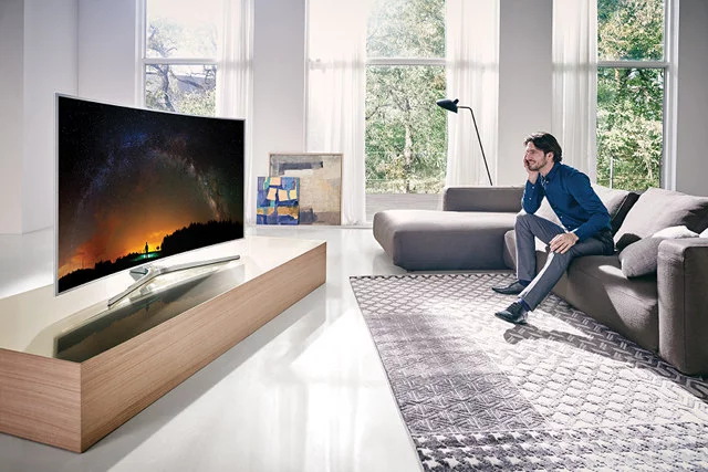 Samsung wprowadził w nowej generacji telewizorów SUHD TV mnóstwo autorskich innowacji, które sprawiają że widz otwiera usta ze zdziwienia. No dobrze, zakrzywiony ekran - pierwszy taki - też gra tu niemałą rolę.