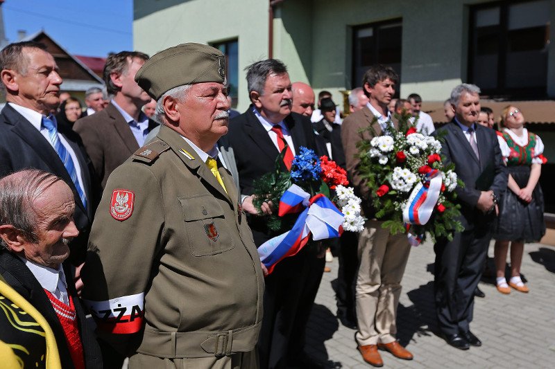 Uroczystość pod pomnikiem zamordowanych Słowaków przez oddział Józefa Kurasia "Ognia". Ludomir Molitoris (trzeci z lewej) podkreśla: – Nie można gloryfikować tego "wyklętego".