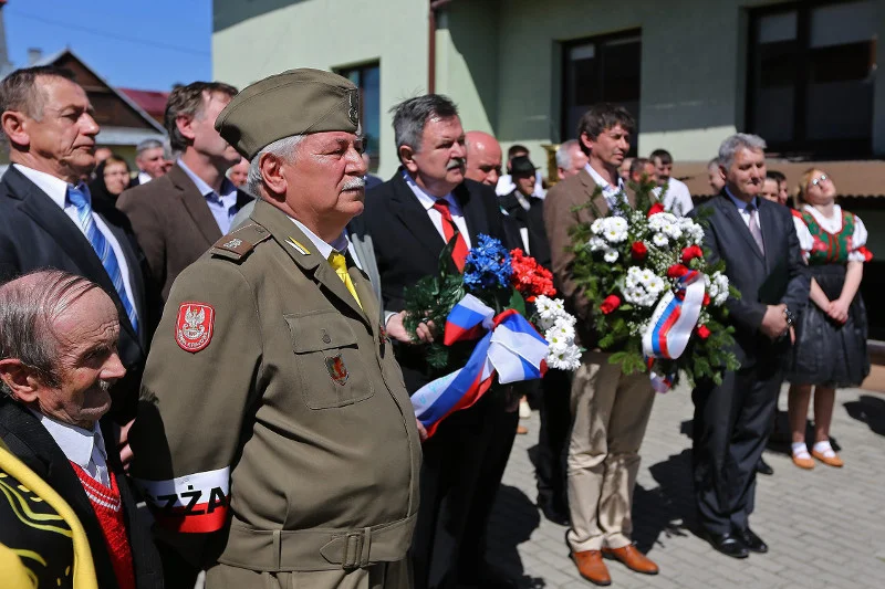 Uroczystość pod pomnikiem zamordowanych Słowaków przez oddział Józefa Kurasia "Ognia". Ludomir Molitoris (trzeci z lewej) podkreśla: – Nie można gloryfikować tego "wyklętego".