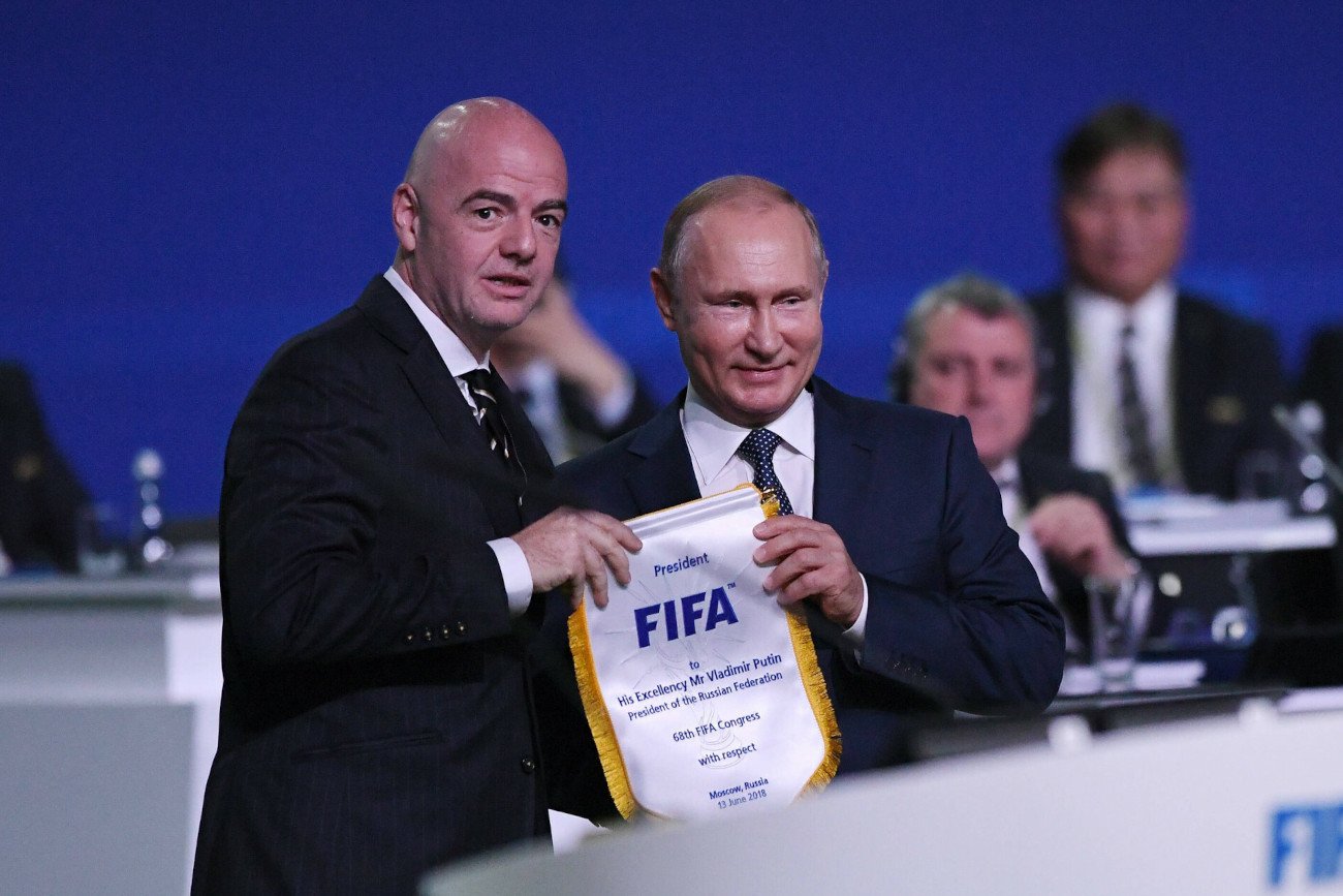 Szef FIFA Gianni Infantino najwyraźniej nie do końca potrafi opowiedzieć się po jednej ze stron w ostatnich dniach.