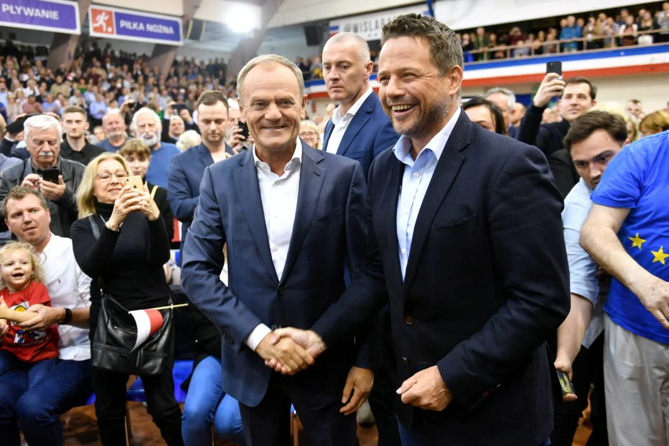 Sondaż – rośnie nieufność Polaków wobec PiS. Zyskują Trzaskowski i Tusk