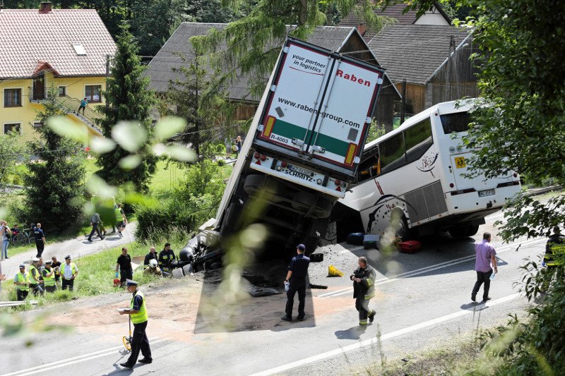 Piątkowy wypadek na zakopiance w Tenczynie. Autokarem jechały dzieci ze szkoły podstawowej w warszawskim Wilanowie.
