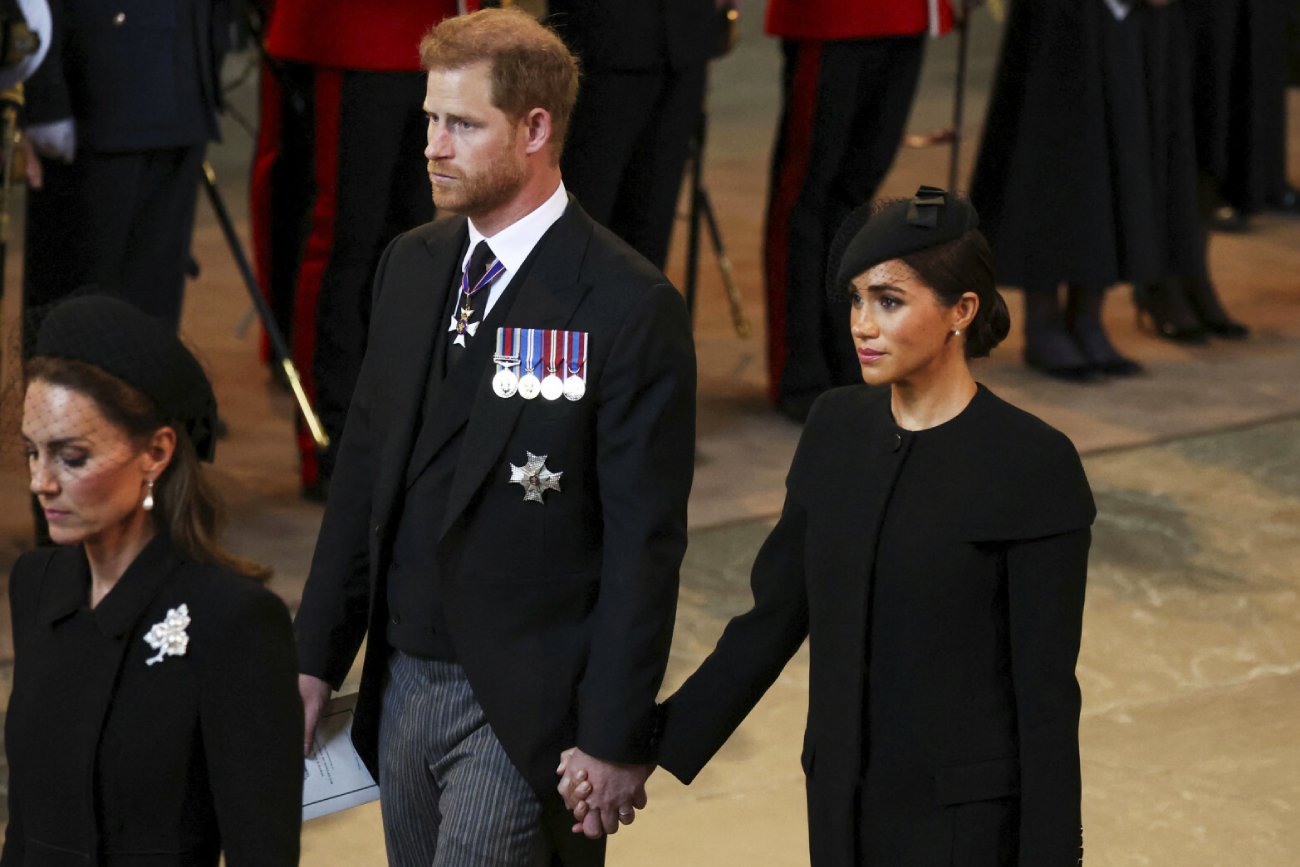 Książę Harry złamał protokół przy trumnie? "Ma standardy amerykańskie"